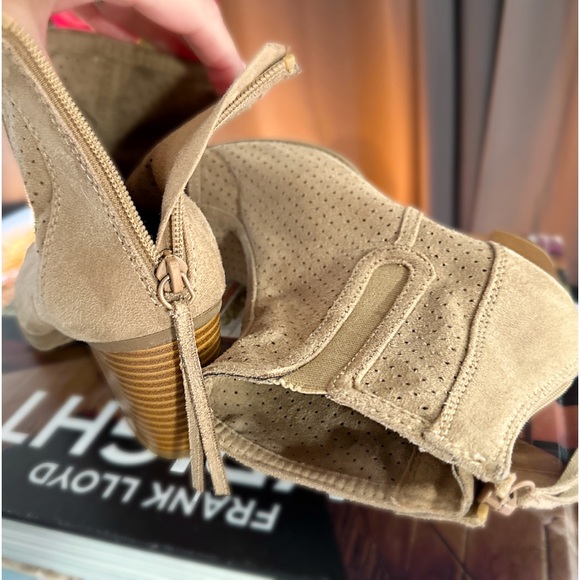🤍 vegan suede ankle booties | peep toe & perforated | very good used condition - Picture 2 of 4